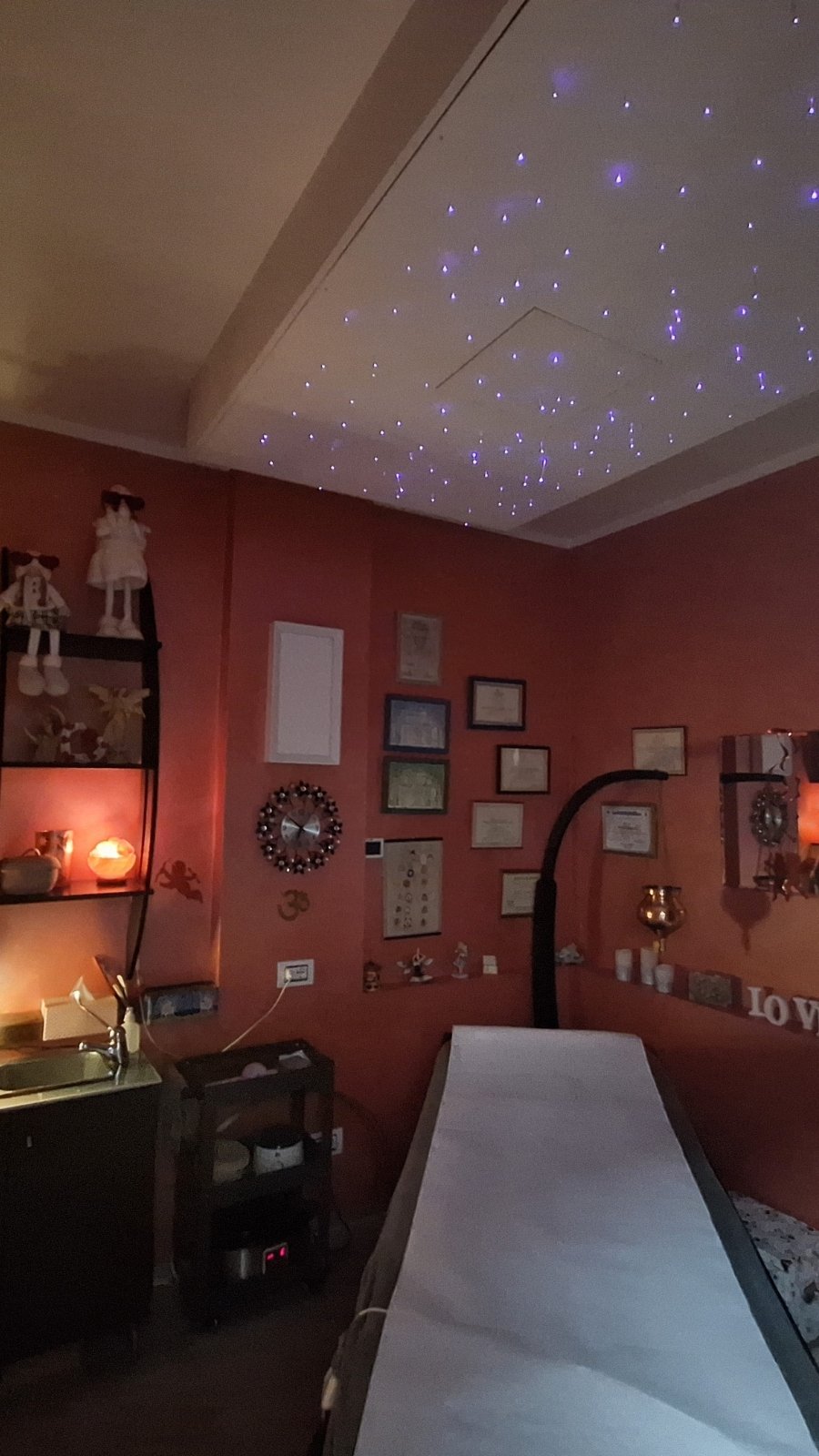 Cabina trattamenti di Elisir Estetica Benessere a Roteglia con cielo stellato per trattamenti viso e acne PuraPelle®