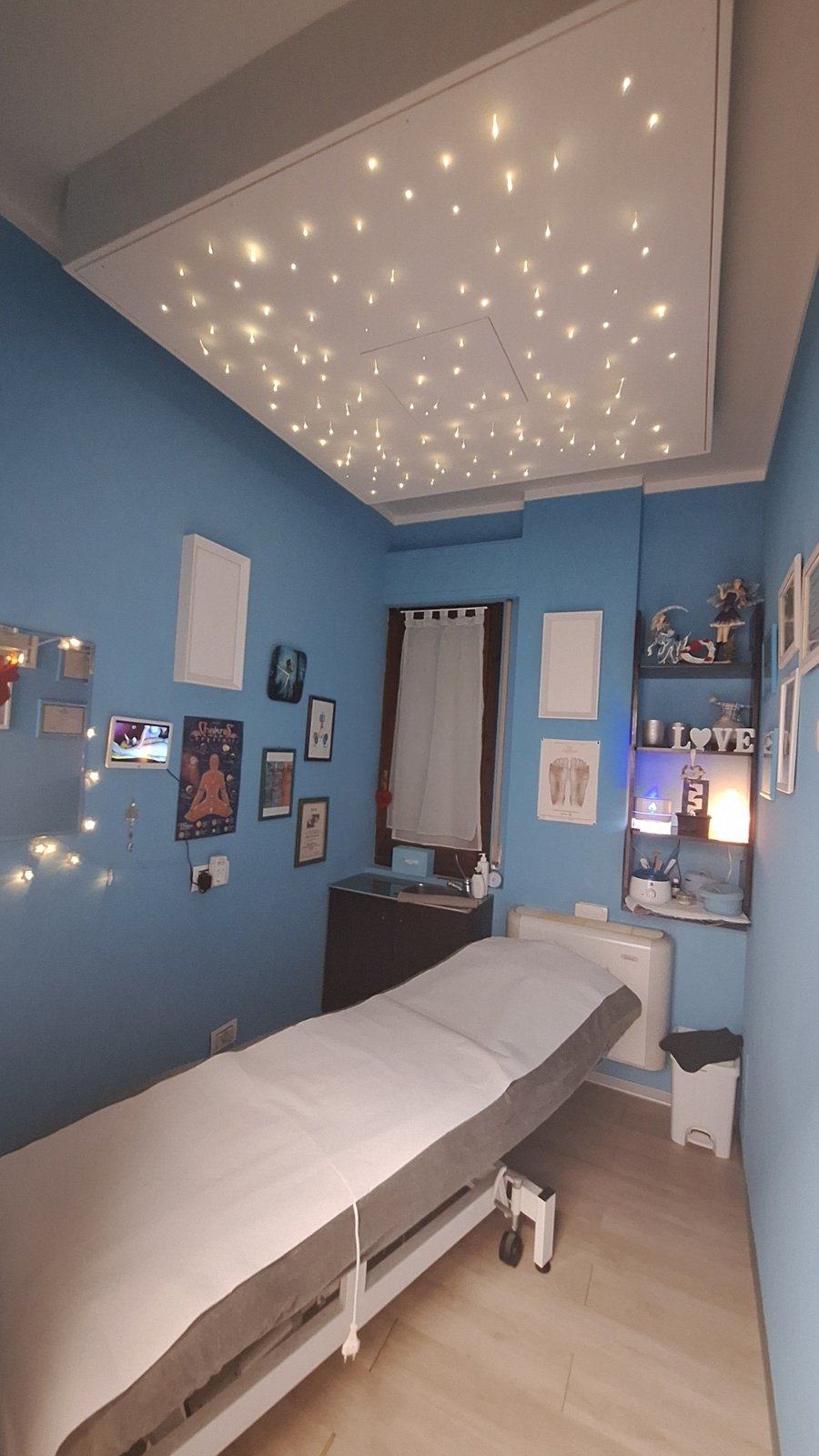 Cabina trattamenti viso di Elisir Estetica Benessere a Roteglia con cielo stellato e ambiente rilassante