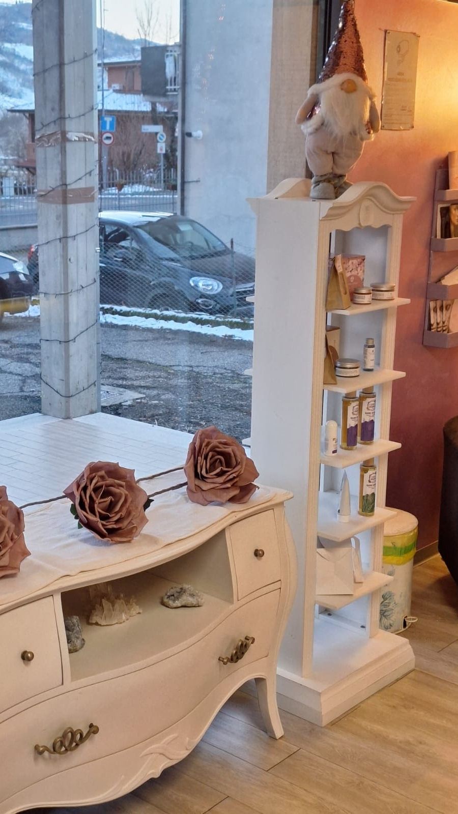 Area reception di Elisir Estetica Benessere a Roteglia con esposizione prodotti cosmetici e consulenza personalizzata